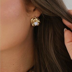 Iridescent Pearl Swirl Earring - Gold